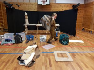 Monika rigger opp fabrikk på Bjørndalsskogen skole